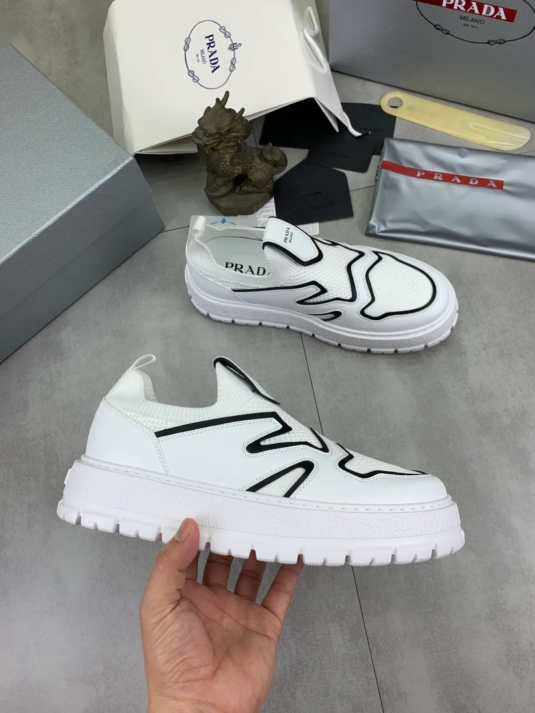 Men's shoes 💰P600💰 [New style] Flying weave series (summer must-have) is now available on the official website, 🆘 Trendy brand (Prada) mainly promotes popular models, avant-garde and versatile fashionable men's shoes, private version mold opening, cowhide surface splicing 1:1.. Fashionable and simple, original imported cowhide and cowhide leather feet; the atmosphere and personality are more fashionable, eye-catching and pursuing class. It will subvert the old idea and be a must-have for fashion trendsetters with you! Must keep it for yourself! High-end comfort and low-end, high-end quality workmanship. Size: 38-45 4️⃣colors available.